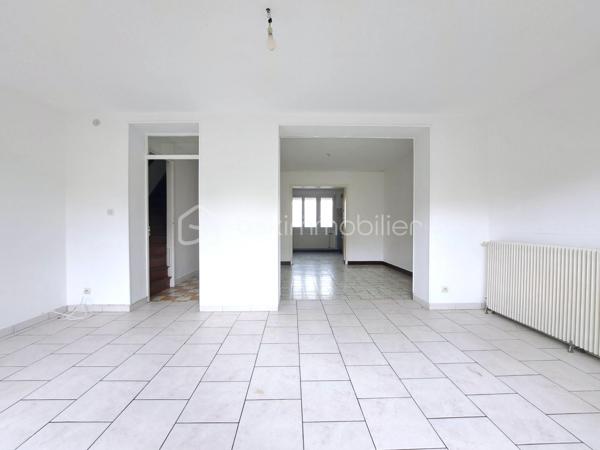 Laurent Jacquet (06.86.41.88.12) propose à la vente une maison de ville mitoyenne de 4 chambres située dans un quartier calme, à proximité du centre-ville d'Abbeville et de la gare.
Cette maison d’environ 96 m² habitable de suite se compose :

- Au rez-de-chaussée :
Vous découvrirez une entrée avec rangement, une cuisine aménagée ouverte sur un séjour traversant et lumineux avec accès direct à une grande cour, ainsi qu’un WC indépendant.

- Au premier étage :
Un palier desservant deux chambres ainsi qu’une salle de douches.

- Au dernier étage :
Vous retrouverez deux chambres supplémentaires ainsi qu’une petite pièce pouvant faire office de dressing ou d’une future salle d’eau.

- A l’extérieur :
Vous profiterez d’une cour avec dépendance disposant d’un accès sur rue.

Cette maison chauffée par une chaudière au gaz de ville est équipée de menuiseries en PVC donnant une classe énergétique en D.

Certaines photos présentent une mise en scène virtuelle par home staging virtuel pour illustrer le potentiel d'aménagement du bien.

-
