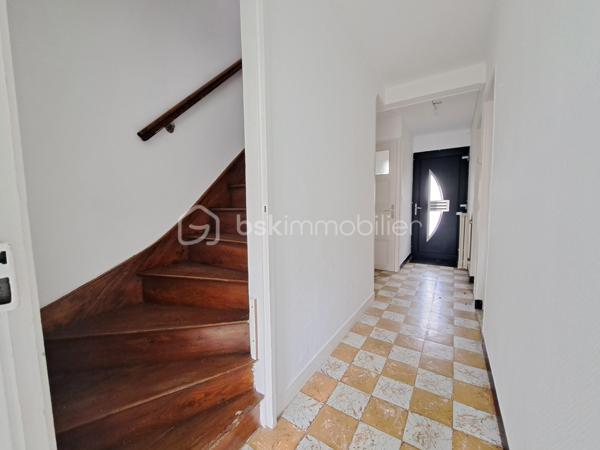 Laurent Jacquet (06.86.41.88.12) propose à la vente une maison de ville mitoyenne de 4 chambres située dans un quartier calme, à proximité du centre-ville d'Abbeville et de la gare.
Cette maison d’environ 96 m² habitable de suite se compose :

- Au rez-de-chaussée :
Vous découvrirez une entrée avec rangement, une cuisine aménagée ouverte sur un séjour traversant et lumineux avec accès direct à une grande cour, ainsi qu’un WC indépendant.

- Au premier étage :
Un palier desservant deux chambres ainsi qu’une salle de douches.

- Au dernier étage :
Vous retrouverez deux chambres supplémentaires ainsi qu’une petite pièce pouvant faire office de dressing ou d’une future salle d’eau.

- A l’extérieur :
Vous profiterez d’une cour avec dépendance disposant d’un accès sur rue.

Cette maison chauffée par une chaudière au gaz de ville est équipée de menuiseries en PVC donnant une classe énergétique en D.

Certaines photos présentent une mise en scène virtuelle par home staging virtuel pour illustrer le potentiel d'aménagement du bien.

-