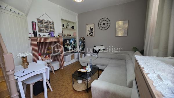 🔥 INVESTISSEMENT LOCATIF – MAISON INDIVIDUELLE LOUÉE – AMIENS ST-PIERRE

Rare sur le secteur : maison amiénoise individuelle vendue meublée et louée, idéale pour investissement patrimonial sans copropriété.

📍 Secteur Saint-Pierre – proche universités, centre-ville, transport et commodités.

✔ Loyer actuel : 630 € CC
✔ Locataire en place
✔ Maison individuelle meublée 
✔ Aucune copropriété
✔ Chauffage récent PAC + chaudière condensation
✔ Taxe foncière : 820 €
✔ Cave + extérieur privatif

Le bien comprend :
• séjour
• cuisine aménagée équipée
• salle d’eau
• chambre
• combles aménagé 
• courette avec petit cabanon fermé

Un produit rare à Amiens : le compromis idéal entre appartement locatif et maison de ville, avec la sécurité d’un revenu locatif immédiat.

📞 Informations complémentaires sur demande.