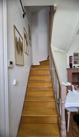 🔥 INVESTISSEMENT LOCATIF – MAISON INDIVIDUELLE LOUÉE – AMIENS ST-PIERRE

Rare sur le secteur : maison amiénoise individuelle vendue meublée et louée, idéale pour investissement patrimonial sans copropriété.

📍 Secteur Saint-Pierre – proche universités, centre-ville, transport et commodités.

✔ Loyer actuel : 630 € CC
✔ Locataire en place
✔ Maison individuelle meublée 
✔ Aucune copropriété
✔ Chauffage récent PAC + chaudière condensation
✔ Taxe foncière : 820 €
✔ Cave + extérieur privatif

Le bien comprend :
• séjour
• cuisine aménagée équipée
• salle d’eau
• chambre
• combles aménagé 
• courette avec petit cabanon fermé

Un produit rare à Amiens : le compromis idéal entre appartement locatif et maison de ville, avec la sécurité d’un revenu locatif immédiat.

📞 Informations complémentaires sur demande.