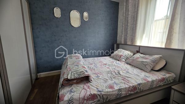 🔥 INVESTISSEMENT LOCATIF – MAISON INDIVIDUELLE LOUÉE – AMIENS ST-PIERRE

Rare sur le secteur : maison amiénoise individuelle vendue meublée et louée, idéale pour investissement patrimonial sans copropriété.

📍 Secteur Saint-Pierre – proche universités, centre-ville, transport et commodités.

✔ Loyer actuel : 630 € CC
✔ Locataire en place
✔ Maison individuelle meublée 
✔ Aucune copropriété
✔ Chauffage récent PAC + chaudière condensation
✔ Taxe foncière : 820 €
✔ Cave + extérieur privatif

Le bien comprend :
• séjour
• cuisine aménagée équipée
• salle d’eau
• chambre
• combles aménagé 
• courette avec petit cabanon fermé

Un produit rare à Amiens : le compromis idéal entre appartement locatif et maison de ville, avec la sécurité d’un revenu locatif immédiat.

📞 Informations complémentaires sur demande.