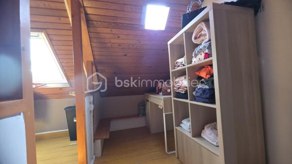 🔥 INVESTISSEMENT LOCATIF – MAISON INDIVIDUELLE LOUÉE – AMIENS ST-PIERRE

Rare sur le secteur : maison amiénoise individuelle vendue meublée et louée, idéale pour investissement patrimonial sans copropriété.

📍 Secteur Saint-Pierre – proche universités, centre-ville, transport et commodités.

✔ Loyer actuel : 630 € CC
✔ Locataire en place
✔ Maison individuelle meublée 
✔ Aucune copropriété
✔ Chauffage récent PAC + chaudière condensation
✔ Taxe foncière : 820 €
✔ Cave + extérieur privatif

Le bien comprend :
• séjour
• cuisine aménagée équipée
• salle d’eau
• chambre
• combles aménagé 
• courette avec petit cabanon fermé

Un produit rare à Amiens : le compromis idéal entre appartement locatif et maison de ville, avec la sécurité d’un revenu locatif immédiat.

📞 Informations complémentaires sur demande.