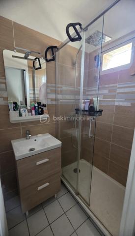🔥 INVESTISSEMENT LOCATIF – MAISON INDIVIDUELLE LOUÉE – AMIENS ST-PIERRE

Rare sur le secteur : maison amiénoise individuelle vendue meublée et louée, idéale pour investissement patrimonial sans copropriété.

📍 Secteur Saint-Pierre – proche universités, centre-ville, transport et commodités.

✔ Loyer actuel : 630 € CC
✔ Locataire en place
✔ Maison individuelle meublée 
✔ Aucune copropriété
✔ Chauffage récent PAC + chaudière condensation
✔ Taxe foncière : 820 €
✔ Cave + extérieur privatif

Le bien comprend :
• séjour
• cuisine aménagée équipée
• salle d’eau
• chambre
• combles aménagé 
• courette avec petit cabanon fermé

Un produit rare à Amiens : le compromis idéal entre appartement locatif et maison de ville, avec la sécurité d’un revenu locatif immédiat.

📞 Informations complémentaires sur demande.