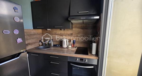 🔥 INVESTISSEMENT LOCATIF – MAISON INDIVIDUELLE LOUÉE – AMIENS ST-PIERRE

Rare sur le secteur : maison amiénoise individuelle vendue meublée et louée, idéale pour investissement patrimonial sans copropriété.

📍 Secteur Saint-Pierre – proche universités, centre-ville, transport et commodités.

✔ Loyer actuel : 630 € CC
✔ Locataire en place
✔ Maison individuelle meublée 
✔ Aucune copropriété
✔ Chauffage récent PAC + chaudière condensation
✔ Taxe foncière : 820 €
✔ Cave + extérieur privatif

Le bien comprend :
• séjour
• cuisine aménagée équipée
• salle d’eau
• chambre
• combles aménagé 
• courette avec petit cabanon fermé

Un produit rare à Amiens : le compromis idéal entre appartement locatif et maison de ville, avec la sécurité d’un revenu locatif immédiat.

📞 Informations complémentaires sur demande.
