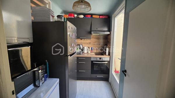 🔥 INVESTISSEMENT LOCATIF – MAISON INDIVIDUELLE LOUÉE – AMIENS ST-PIERRE

Rare sur le secteur : maison amiénoise individuelle vendue meublée et louée, idéale pour investissement patrimonial sans copropriété.

📍 Secteur Saint-Pierre – proche universités, centre-ville, transport et commodités.

✔ Loyer actuel : 630 € CC
✔ Locataire en place
✔ Maison individuelle meublée 
✔ Aucune copropriété
✔ Chauffage récent PAC + chaudière condensation
✔ Taxe foncière : 820 €
✔ Cave + extérieur privatif

Le bien comprend :
• séjour
• cuisine aménagée équipée
• salle d’eau
• chambre
• combles aménagé 
• courette avec petit cabanon fermé

Un produit rare à Amiens : le compromis idéal entre appartement locatif et maison de ville, avec la sécurité d’un revenu locatif immédiat.

📞 Informations complémentaires sur demande.