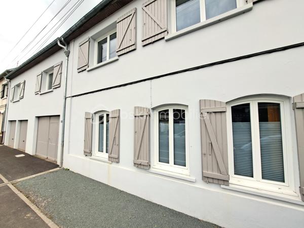 Laurent Jacquet (06.86.41.88.12) propose à la vente cette maison en bon état général, située sur la commune de Mareuil-Caubert, sur l’axe Abbeville–Rouen, à seulement 5 minutes du centre-ville d’Abbeville, de la gare et des accès autoroutiers A16 et A28, ainsi qu’à 25 minutes de la Baie de Somme.
Accessible par une porte cochère, cette propriété atypique s’articule autour d’une cour intérieure et se compose comme suit :

Au rez-de-chaussée :
    • un séjour agrémenté d’une cheminée avec insert à bois 
    • une cuisine à aménager selon vos envies 
    • une salle de douches 
    • un wc.

A l'étage, accessible par un double accès intérieur et extérieur :
    • un palier avec dégagement et placards 
    • quatre chambres 
    • un bureau 
    • une salle de douches avec wc.

Grâce à sa configuration fonctionnelle et à son double accès, ce bien conviendra aussi bien à une grande famille qu’à l’exercice d’une activité professionnelle à domicile (profession libérale, télétravail, cabinet indépendant, etc.).

À l’extérieur :
La propriété dispose d’une vaste cour permettant l’accès à un garage avec double entrée pour véhicules, d’une chaufferie/buanderie, ainsi que d’une superbe cuisine d’été équipée d’un foyer barbecue mais aussi d’un jardin d’environ 700 m² de pelouse à aménager selon vos goûts avec une dépendance d’environ 50 m² située au fond de la parcelle.


Récemment rafraîchie, cette maison bénéficie d’une chaudière récente au gaz de ville, de menuiseries en PVC et d’une installation électrique neuve.
L’ensemble est édifié sur une parcelle d’environ 1 020 m².

-