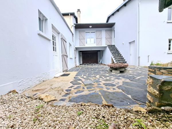 Laurent Jacquet (06.86.41.88.12) propose à la vente cette maison en bon état général, située sur la commune de Mareuil-Caubert, sur l’axe Abbeville–Rouen, à seulement 5 minutes du centre-ville d’Abbeville, de la gare et des accès autoroutiers A16 et A28, ainsi qu’à 25 minutes de la Baie de Somme.
Accessible par une porte cochère, cette propriété atypique s’articule autour d’une cour intérieure et se compose comme suit :

Au rez-de-chaussée :
    • un séjour agrémenté d’une cheminée avec insert à bois 
    • une cuisine à aménager selon vos envies 
    • une salle de douches 
    • un wc.

A l'étage, accessible par un double accès intérieur et extérieur :
    • un palier avec dégagement et placards 
    • quatre chambres 
    • un bureau 
    • une salle de douches avec wc.

Grâce à sa configuration fonctionnelle et à son double accès, ce bien conviendra aussi bien à une grande famille qu’à l’exercice d’une activité professionnelle à domicile (profession libérale, télétravail, cabinet indépendant, etc.).

À l’extérieur :
La propriété dispose d’une vaste cour permettant l’accès à un garage avec double entrée pour véhicules, d’une chaufferie/buanderie, ainsi que d’une superbe cuisine d’été équipée d’un foyer barbecue mais aussi d’un jardin d’environ 700 m² de pelouse à aménager selon vos goûts avec une dépendance d’environ 50 m² située au fond de la parcelle.


Récemment rafraîchie, cette maison bénéficie d’une chaudière récente au gaz de ville, de menuiseries en PVC et d’une installation électrique neuve.
L’ensemble est édifié sur une parcelle d’environ 1 020 m².

-