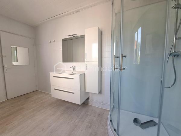 Laurent Jacquet (06.86.41.88.12) propose à la vente cette maison en bon état général, située sur la commune de Mareuil-Caubert, sur l’axe Abbeville–Rouen, à seulement 5 minutes du centre-ville d’Abbeville, de la gare et des accès autoroutiers A16 et A28, ainsi qu’à 25 minutes de la Baie de Somme.
Accessible par une porte cochère, cette propriété atypique s’articule autour d’une cour intérieure et se compose comme suit :

Au rez-de-chaussée :
    • un séjour agrémenté d’une cheminée avec insert à bois 
    • une cuisine à aménager selon vos envies 
    • une salle de douches 
    • un wc.

A l'étage, accessible par un double accès intérieur et extérieur :
    • un palier avec dégagement et placards 
    • quatre chambres 
    • un bureau 
    • une salle de douches avec wc.

Grâce à sa configuration fonctionnelle et à son double accès, ce bien conviendra aussi bien à une grande famille qu’à l’exercice d’une activité professionnelle à domicile (profession libérale, télétravail, cabinet indépendant, etc.).

À l’extérieur :
La propriété dispose d’une vaste cour permettant l’accès à un garage avec double entrée pour véhicules, d’une chaufferie/buanderie, ainsi que d’une superbe cuisine d’été équipée d’un foyer barbecue mais aussi d’un jardin d’environ 700 m² de pelouse à aménager selon vos goûts avec une dépendance d’environ 50 m² située au fond de la parcelle.


Récemment rafraîchie, cette maison bénéficie d’une chaudière récente au gaz de ville, de menuiseries en PVC et d’une installation électrique neuve.
L’ensemble est édifié sur une parcelle d’environ 1 020 m².

-