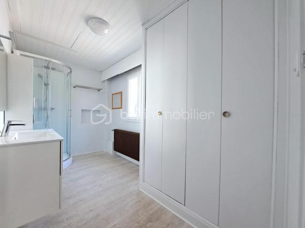 Laurent Jacquet (06.86.41.88.12) propose à la vente cette maison en bon état général, située sur la commune de Mareuil-Caubert, sur l’axe Abbeville–Rouen, à seulement 5 minutes du centre-ville d’Abbeville, de la gare et des accès autoroutiers A16 et A28, ainsi qu’à 25 minutes de la Baie de Somme.
Accessible par une porte cochère, cette propriété atypique s’articule autour d’une cour intérieure et se compose comme suit :

Au rez-de-chaussée :
    • un séjour agrémenté d’une cheminée avec insert à bois 
    • une cuisine à aménager selon vos envies 
    • une salle de douches 
    • un wc.

A l'étage, accessible par un double accès intérieur et extérieur :
    • un palier avec dégagement et placards 
    • quatre chambres 
    • un bureau 
    • une salle de douches avec wc.

Grâce à sa configuration fonctionnelle et à son double accès, ce bien conviendra aussi bien à une grande famille qu’à l’exercice d’une activité professionnelle à domicile (profession libérale, télétravail, cabinet indépendant, etc.).

À l’extérieur :
La propriété dispose d’une vaste cour permettant l’accès à un garage avec double entrée pour véhicules, d’une chaufferie/buanderie, ainsi que d’une superbe cuisine d’été équipée d’un foyer barbecue mais aussi d’un jardin d’environ 700 m² de pelouse à aménager selon vos goûts avec une dépendance d’environ 50 m² située au fond de la parcelle.


Récemment rafraîchie, cette maison bénéficie d’une chaudière récente au gaz de ville, de menuiseries en PVC et d’une installation électrique neuve.
L’ensemble est édifié sur une parcelle d’environ 1 020 m².

-