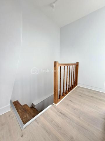 Laurent Jacquet (06.86.41.88.12) propose à la vente cette maison en bon état général, située sur la commune de Mareuil-Caubert, sur l’axe Abbeville–Rouen, à seulement 5 minutes du centre-ville d’Abbeville, de la gare et des accès autoroutiers A16 et A28, ainsi qu’à 25 minutes de la Baie de Somme.
Accessible par une porte cochère, cette propriété atypique s’articule autour d’une cour intérieure et se compose comme suit :

Au rez-de-chaussée :
    • un séjour agrémenté d’une cheminée avec insert à bois 
    • une cuisine à aménager selon vos envies 
    • une salle de douches 
    • un wc.

A l'étage, accessible par un double accès intérieur et extérieur :
    • un palier avec dégagement et placards 
    • quatre chambres 
    • un bureau 
    • une salle de douches avec wc.

Grâce à sa configuration fonctionnelle et à son double accès, ce bien conviendra aussi bien à une grande famille qu’à l’exercice d’une activité professionnelle à domicile (profession libérale, télétravail, cabinet indépendant, etc.).

À l’extérieur :
La propriété dispose d’une vaste cour permettant l’accès à un garage avec double entrée pour véhicules, d’une chaufferie/buanderie, ainsi que d’une superbe cuisine d’été équipée d’un foyer barbecue mais aussi d’un jardin d’environ 700 m² de pelouse à aménager selon vos goûts avec une dépendance d’environ 50 m² située au fond de la parcelle.


Récemment rafraîchie, cette maison bénéficie d’une chaudière récente au gaz de ville, de menuiseries en PVC et d’une installation électrique neuve.
L’ensemble est édifié sur une parcelle d’environ 1 020 m².

-