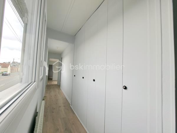 Laurent Jacquet (06.86.41.88.12) propose à la vente cette maison en bon état général, située sur la commune de Mareuil-Caubert, sur l’axe Abbeville–Rouen, à seulement 5 minutes du centre-ville d’Abbeville, de la gare et des accès autoroutiers A16 et A28, ainsi qu’à 25 minutes de la Baie de Somme.
Accessible par une porte cochère, cette propriété atypique s’articule autour d’une cour intérieure et se compose comme suit :

Au rez-de-chaussée :
    • un séjour agrémenté d’une cheminée avec insert à bois 
    • une cuisine à aménager selon vos envies 
    • une salle de douches 
    • un wc.

A l'étage, accessible par un double accès intérieur et extérieur :
    • un palier avec dégagement et placards 
    • quatre chambres 
    • un bureau 
    • une salle de douches avec wc.

Grâce à sa configuration fonctionnelle et à son double accès, ce bien conviendra aussi bien à une grande famille qu’à l’exercice d’une activité professionnelle à domicile (profession libérale, télétravail, cabinet indépendant, etc.).

À l’extérieur :
La propriété dispose d’une vaste cour permettant l’accès à un garage avec double entrée pour véhicules, d’une chaufferie/buanderie, ainsi que d’une superbe cuisine d’été équipée d’un foyer barbecue mais aussi d’un jardin d’environ 700 m² de pelouse à aménager selon vos goûts avec une dépendance d’environ 50 m² située au fond de la parcelle.


Récemment rafraîchie, cette maison bénéficie d’une chaudière récente au gaz de ville, de menuiseries en PVC et d’une installation électrique neuve.
L’ensemble est édifié sur une parcelle d’environ 1 020 m².

-