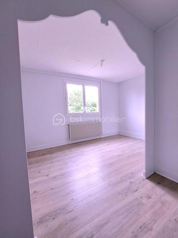 Laurent Jacquet (06.86.41.88.12) propose à la vente cette maison en bon état général, située sur la commune de Mareuil-Caubert, sur l’axe Abbeville–Rouen, à seulement 5 minutes du centre-ville d’Abbeville, de la gare et des accès autoroutiers A16 et A28, ainsi qu’à 25 minutes de la Baie de Somme.
Accessible par une porte cochère, cette propriété atypique s’articule autour d’une cour intérieure et se compose comme suit :

Au rez-de-chaussée :
    • un séjour agrémenté d’une cheminée avec insert à bois 
    • une cuisine à aménager selon vos envies 
    • une salle de douches 
    • un wc.

A l'étage, accessible par un double accès intérieur et extérieur :
    • un palier avec dégagement et placards 
    • quatre chambres 
    • un bureau 
    • une salle de douches avec wc.

Grâce à sa configuration fonctionnelle et à son double accès, ce bien conviendra aussi bien à une grande famille qu’à l’exercice d’une activité professionnelle à domicile (profession libérale, télétravail, cabinet indépendant, etc.).

À l’extérieur :
La propriété dispose d’une vaste cour permettant l’accès à un garage avec double entrée pour véhicules, d’une chaufferie/buanderie, ainsi que d’une superbe cuisine d’été équipée d’un foyer barbecue mais aussi d’un jardin d’environ 700 m² de pelouse à aménager selon vos goûts avec une dépendance d’environ 50 m² située au fond de la parcelle.


Récemment rafraîchie, cette maison bénéficie d’une chaudière récente au gaz de ville, de menuiseries en PVC et d’une installation électrique neuve.
L’ensemble est édifié sur une parcelle d’environ 1 020 m².

-