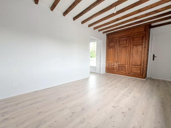 Laurent Jacquet (06.86.41.88.12) propose à la vente cette maison en bon état général, située sur la commune de Mareuil-Caubert, sur l’axe Abbeville–Rouen, à seulement 5 minutes du centre-ville d’Abbeville, de la gare et des accès autoroutiers A16 et A28, ainsi qu’à 25 minutes de la Baie de Somme.
Accessible par une porte cochère, cette propriété atypique s’articule autour d’une cour intérieure et se compose comme suit :

Au rez-de-chaussée :
    • un séjour agrémenté d’une cheminée avec insert à bois 
    • une cuisine à aménager selon vos envies 
    • une salle de douches 
    • un wc.

A l'étage, accessible par un double accès intérieur et extérieur :
    • un palier avec dégagement et placards 
    • quatre chambres 
    • un bureau 
    • une salle de douches avec wc.

Grâce à sa configuration fonctionnelle et à son double accès, ce bien conviendra aussi bien à une grande famille qu’à l’exercice d’une activité professionnelle à domicile (profession libérale, télétravail, cabinet indépendant, etc.).

À l’extérieur :
La propriété dispose d’une vaste cour permettant l’accès à un garage avec double entrée pour véhicules, d’une chaufferie/buanderie, ainsi que d’une superbe cuisine d’été équipée d’un foyer barbecue mais aussi d’un jardin d’environ 700 m² de pelouse à aménager selon vos goûts avec une dépendance d’environ 50 m² située au fond de la parcelle.


Récemment rafraîchie, cette maison bénéficie d’une chaudière récente au gaz de ville, de menuiseries en PVC et d’une installation électrique neuve.
L’ensemble est édifié sur une parcelle d’environ 1 020 m².

-