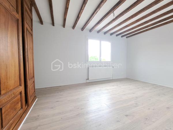 Laurent Jacquet (06.86.41.88.12) propose à la vente cette maison en bon état général, située sur la commune de Mareuil-Caubert, sur l’axe Abbeville–Rouen, à seulement 5 minutes du centre-ville d’Abbeville, de la gare et des accès autoroutiers A16 et A28, ainsi qu’à 25 minutes de la Baie de Somme.
Accessible par une porte cochère, cette propriété atypique s’articule autour d’une cour intérieure et se compose comme suit :

Au rez-de-chaussée :
    • un séjour agrémenté d’une cheminée avec insert à bois 
    • une cuisine à aménager selon vos envies 
    • une salle de douches 
    • un wc.

A l'étage, accessible par un double accès intérieur et extérieur :
    • un palier avec dégagement et placards 
    • quatre chambres 
    • un bureau 
    • une salle de douches avec wc.

Grâce à sa configuration fonctionnelle et à son double accès, ce bien conviendra aussi bien à une grande famille qu’à l’exercice d’une activité professionnelle à domicile (profession libérale, télétravail, cabinet indépendant, etc.).

À l’extérieur :
La propriété dispose d’une vaste cour permettant l’accès à un garage avec double entrée pour véhicules, d’une chaufferie/buanderie, ainsi que d’une superbe cuisine d’été équipée d’un foyer barbecue mais aussi d’un jardin d’environ 700 m² de pelouse à aménager selon vos goûts avec une dépendance d’environ 50 m² située au fond de la parcelle.


Récemment rafraîchie, cette maison bénéficie d’une chaudière récente au gaz de ville, de menuiseries en PVC et d’une installation électrique neuve.
L’ensemble est édifié sur une parcelle d’environ 1 020 m².

-