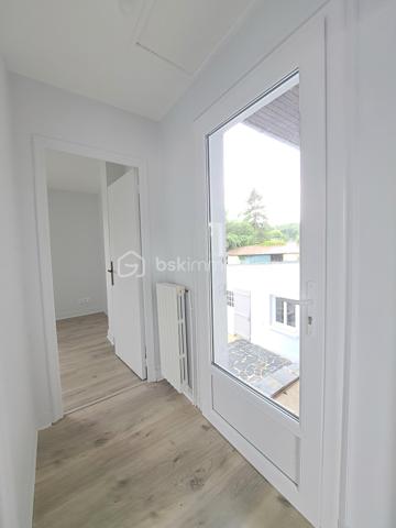 Laurent Jacquet (06.86.41.88.12) propose à la vente cette maison en bon état général, située sur la commune de Mareuil-Caubert, sur l’axe Abbeville–Rouen, à seulement 5 minutes du centre-ville d’Abbeville, de la gare et des accès autoroutiers A16 et A28, ainsi qu’à 25 minutes de la Baie de Somme.
Accessible par une porte cochère, cette propriété atypique s’articule autour d’une cour intérieure et se compose comme suit :

Au rez-de-chaussée :
    • un séjour agrémenté d’une cheminée avec insert à bois 
    • une cuisine à aménager selon vos envies 
    • une salle de douches 
    • un wc.

A l'étage, accessible par un double accès intérieur et extérieur :
    • un palier avec dégagement et placards 
    • quatre chambres 
    • un bureau 
    • une salle de douches avec wc.

Grâce à sa configuration fonctionnelle et à son double accès, ce bien conviendra aussi bien à une grande famille qu’à l’exercice d’une activité professionnelle à domicile (profession libérale, télétravail, cabinet indépendant, etc.).

À l’extérieur :
La propriété dispose d’une vaste cour permettant l’accès à un garage avec double entrée pour véhicules, d’une chaufferie/buanderie, ainsi que d’une superbe cuisine d’été équipée d’un foyer barbecue mais aussi d’un jardin d’environ 700 m² de pelouse à aménager selon vos goûts avec une dépendance d’environ 50 m² située au fond de la parcelle.


Récemment rafraîchie, cette maison bénéficie d’une chaudière récente au gaz de ville, de menuiseries en PVC et d’une installation électrique neuve.
L’ensemble est édifié sur une parcelle d’environ 1 020 m².

-