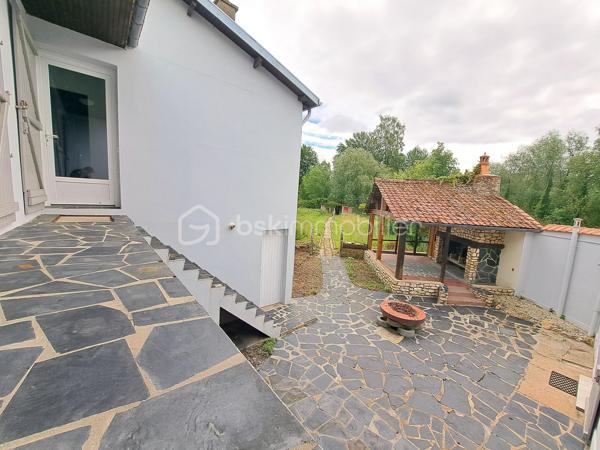 Laurent Jacquet (06.86.41.88.12) propose à la vente cette maison en bon état général, située sur la commune de Mareuil-Caubert, sur l’axe Abbeville–Rouen, à seulement 5 minutes du centre-ville d’Abbeville, de la gare et des accès autoroutiers A16 et A28, ainsi qu’à 25 minutes de la Baie de Somme.
Accessible par une porte cochère, cette propriété atypique s’articule autour d’une cour intérieure et se compose comme suit :

Au rez-de-chaussée :
    • un séjour agrémenté d’une cheminée avec insert à bois 
    • une cuisine à aménager selon vos envies 
    • une salle de douches 
    • un wc.

A l'étage, accessible par un double accès intérieur et extérieur :
    • un palier avec dégagement et placards 
    • quatre chambres 
    • un bureau 
    • une salle de douches avec wc.

Grâce à sa configuration fonctionnelle et à son double accès, ce bien conviendra aussi bien à une grande famille qu’à l’exercice d’une activité professionnelle à domicile (profession libérale, télétravail, cabinet indépendant, etc.).

À l’extérieur :
La propriété dispose d’une vaste cour permettant l’accès à un garage avec double entrée pour véhicules, d’une chaufferie/buanderie, ainsi que d’une superbe cuisine d’été équipée d’un foyer barbecue mais aussi d’un jardin d’environ 700 m² de pelouse à aménager selon vos goûts avec une dépendance d’environ 50 m² située au fond de la parcelle.


Récemment rafraîchie, cette maison bénéficie d’une chaudière récente au gaz de ville, de menuiseries en PVC et d’une installation électrique neuve.
L’ensemble est édifié sur une parcelle d’environ 1 020 m².

-
