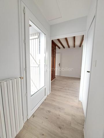 Laurent Jacquet (06.86.41.88.12) propose à la vente cette maison en bon état général, située sur la commune de Mareuil-Caubert, sur l’axe Abbeville–Rouen, à seulement 5 minutes du centre-ville d’Abbeville, de la gare et des accès autoroutiers A16 et A28, ainsi qu’à 25 minutes de la Baie de Somme.
Accessible par une porte cochère, cette propriété atypique s’articule autour d’une cour intérieure et se compose comme suit :

Au rez-de-chaussée :
    • un séjour agrémenté d’une cheminée avec insert à bois 
    • une cuisine à aménager selon vos envies 
    • une salle de douches 
    • un wc.

A l'étage, accessible par un double accès intérieur et extérieur :
    • un palier avec dégagement et placards 
    • quatre chambres 
    • un bureau 
    • une salle de douches avec wc.

Grâce à sa configuration fonctionnelle et à son double accès, ce bien conviendra aussi bien à une grande famille qu’à l’exercice d’une activité professionnelle à domicile (profession libérale, télétravail, cabinet indépendant, etc.).

À l’extérieur :
La propriété dispose d’une vaste cour permettant l’accès à un garage avec double entrée pour véhicules, d’une chaufferie/buanderie, ainsi que d’une superbe cuisine d’été équipée d’un foyer barbecue mais aussi d’un jardin d’environ 700 m² de pelouse à aménager selon vos goûts avec une dépendance d’environ 50 m² située au fond de la parcelle.


Récemment rafraîchie, cette maison bénéficie d’une chaudière récente au gaz de ville, de menuiseries en PVC et d’une installation électrique neuve.
L’ensemble est édifié sur une parcelle d’environ 1 020 m².

-