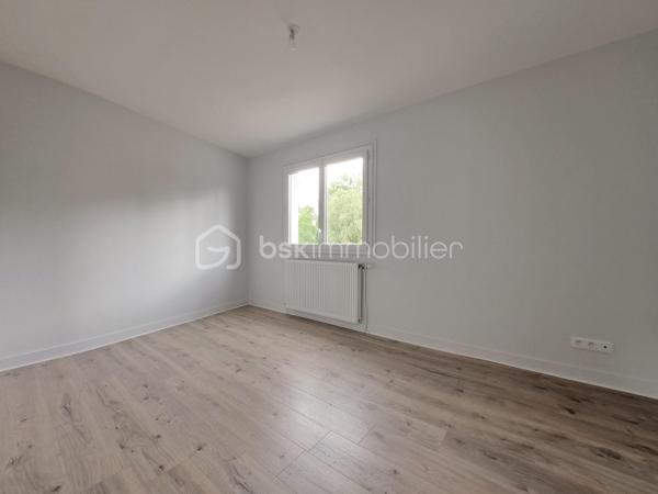 Laurent Jacquet (06.86.41.88.12) propose à la vente cette maison en bon état général, située sur la commune de Mareuil-Caubert, sur l’axe Abbeville–Rouen, à seulement 5 minutes du centre-ville d’Abbeville, de la gare et des accès autoroutiers A16 et A28, ainsi qu’à 25 minutes de la Baie de Somme.
Accessible par une porte cochère, cette propriété atypique s’articule autour d’une cour intérieure et se compose comme suit :

Au rez-de-chaussée :
    • un séjour agrémenté d’une cheminée avec insert à bois 
    • une cuisine à aménager selon vos envies 
    • une salle de douches 
    • un wc.

A l'étage, accessible par un double accès intérieur et extérieur :
    • un palier avec dégagement et placards 
    • quatre chambres 
    • un bureau 
    • une salle de douches avec wc.

Grâce à sa configuration fonctionnelle et à son double accès, ce bien conviendra aussi bien à une grande famille qu’à l’exercice d’une activité professionnelle à domicile (profession libérale, télétravail, cabinet indépendant, etc.).

À l’extérieur :
La propriété dispose d’une vaste cour permettant l’accès à un garage avec double entrée pour véhicules, d’une chaufferie/buanderie, ainsi que d’une superbe cuisine d’été équipée d’un foyer barbecue mais aussi d’un jardin d’environ 700 m² de pelouse à aménager selon vos goûts avec une dépendance d’environ 50 m² située au fond de la parcelle.


Récemment rafraîchie, cette maison bénéficie d’une chaudière récente au gaz de ville, de menuiseries en PVC et d’une installation électrique neuve.
L’ensemble est édifié sur une parcelle d’environ 1 020 m².

-