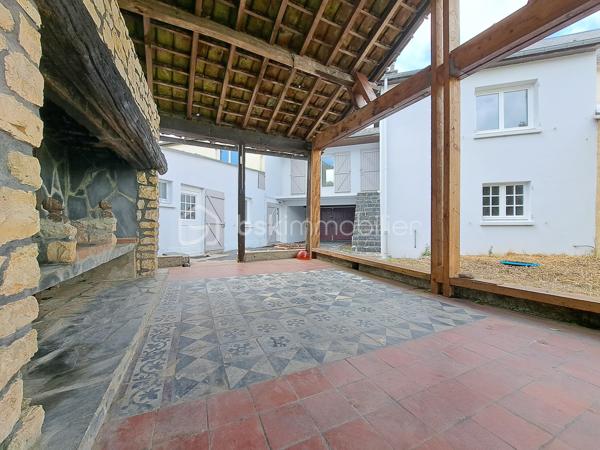 Laurent Jacquet (06.86.41.88.12) propose à la vente cette maison en bon état général, située sur la commune de Mareuil-Caubert, sur l’axe Abbeville–Rouen, à seulement 5 minutes du centre-ville d’Abbeville, de la gare et des accès autoroutiers A16 et A28, ainsi qu’à 25 minutes de la Baie de Somme.
Accessible par une porte cochère, cette propriété atypique s’articule autour d’une cour intérieure et se compose comme suit :

Au rez-de-chaussée :
    • un séjour agrémenté d’une cheminée avec insert à bois 
    • une cuisine à aménager selon vos envies 
    • une salle de douches 
    • un wc.

A l'étage, accessible par un double accès intérieur et extérieur :
    • un palier avec dégagement et placards 
    • quatre chambres 
    • un bureau 
    • une salle de douches avec wc.

Grâce à sa configuration fonctionnelle et à son double accès, ce bien conviendra aussi bien à une grande famille qu’à l’exercice d’une activité professionnelle à domicile (profession libérale, télétravail, cabinet indépendant, etc.).

À l’extérieur :
La propriété dispose d’une vaste cour permettant l’accès à un garage avec double entrée pour véhicules, d’une chaufferie/buanderie, ainsi que d’une superbe cuisine d’été équipée d’un foyer barbecue mais aussi d’un jardin d’environ 700 m² de pelouse à aménager selon vos goûts avec une dépendance d’environ 50 m² située au fond de la parcelle.


Récemment rafraîchie, cette maison bénéficie d’une chaudière récente au gaz de ville, de menuiseries en PVC et d’une installation électrique neuve.
L’ensemble est édifié sur une parcelle d’environ 1 020 m².

-