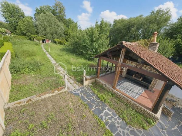 Laurent Jacquet (06.86.41.88.12) propose à la vente cette maison en bon état général, située sur la commune de Mareuil-Caubert, sur l’axe Abbeville–Rouen, à seulement 5 minutes du centre-ville d’Abbeville, de la gare et des accès autoroutiers A16 et A28, ainsi qu’à 25 minutes de la Baie de Somme.
Accessible par une porte cochère, cette propriété atypique s’articule autour d’une cour intérieure et se compose comme suit :

Au rez-de-chaussée :
    • un séjour agrémenté d’une cheminée avec insert à bois 
    • une cuisine à aménager selon vos envies 
    • une salle de douches 
    • un wc.

A l'étage, accessible par un double accès intérieur et extérieur :
    • un palier avec dégagement et placards 
    • quatre chambres 
    • un bureau 
    • une salle de douches avec wc.

Grâce à sa configuration fonctionnelle et à son double accès, ce bien conviendra aussi bien à une grande famille qu’à l’exercice d’une activité professionnelle à domicile (profession libérale, télétravail, cabinet indépendant, etc.).

À l’extérieur :
La propriété dispose d’une vaste cour permettant l’accès à un garage avec double entrée pour véhicules, d’une chaufferie/buanderie, ainsi que d’une superbe cuisine d’été équipée d’un foyer barbecue mais aussi d’un jardin d’environ 700 m² de pelouse à aménager selon vos goûts avec une dépendance d’environ 50 m² située au fond de la parcelle.


Récemment rafraîchie, cette maison bénéficie d’une chaudière récente au gaz de ville, de menuiseries en PVC et d’une installation électrique neuve.
L’ensemble est édifié sur une parcelle d’environ 1 020 m².

-