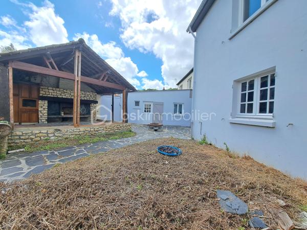 Laurent Jacquet (06.86.41.88.12) propose à la vente cette maison en bon état général, située sur la commune de Mareuil-Caubert, sur l’axe Abbeville–Rouen, à seulement 5 minutes du centre-ville d’Abbeville, de la gare et des accès autoroutiers A16 et A28, ainsi qu’à 25 minutes de la Baie de Somme.
Accessible par une porte cochère, cette propriété atypique s’articule autour d’une cour intérieure et se compose comme suit :

Au rez-de-chaussée :
    • un séjour agrémenté d’une cheminée avec insert à bois 
    • une cuisine à aménager selon vos envies 
    • une salle de douches 
    • un wc.

A l'étage, accessible par un double accès intérieur et extérieur :
    • un palier avec dégagement et placards 
    • quatre chambres 
    • un bureau 
    • une salle de douches avec wc.

Grâce à sa configuration fonctionnelle et à son double accès, ce bien conviendra aussi bien à une grande famille qu’à l’exercice d’une activité professionnelle à domicile (profession libérale, télétravail, cabinet indépendant, etc.).

À l’extérieur :
La propriété dispose d’une vaste cour permettant l’accès à un garage avec double entrée pour véhicules, d’une chaufferie/buanderie, ainsi que d’une superbe cuisine d’été équipée d’un foyer barbecue mais aussi d’un jardin d’environ 700 m² de pelouse à aménager selon vos goûts avec une dépendance d’environ 50 m² située au fond de la parcelle.


Récemment rafraîchie, cette maison bénéficie d’une chaudière récente au gaz de ville, de menuiseries en PVC et d’une installation électrique neuve.
L’ensemble est édifié sur une parcelle d’environ 1 020 m².

-