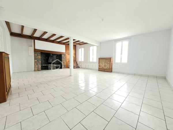 Laurent Jacquet (06.86.41.88.12) propose à la vente cette maison en bon état général, située sur la commune de Mareuil-Caubert, sur l’axe Abbeville–Rouen, à seulement 5 minutes du centre-ville d’Abbeville, de la gare et des accès autoroutiers A16 et A28, ainsi qu’à 25 minutes de la Baie de Somme.
Accessible par une porte cochère, cette propriété atypique s’articule autour d’une cour intérieure et se compose comme suit :

Au rez-de-chaussée :
    • un séjour agrémenté d’une cheminée avec insert à bois 
    • une cuisine à aménager selon vos envies 
    • une salle de douches 
    • un wc.

A l'étage, accessible par un double accès intérieur et extérieur :
    • un palier avec dégagement et placards 
    • quatre chambres 
    • un bureau 
    • une salle de douches avec wc.

Grâce à sa configuration fonctionnelle et à son double accès, ce bien conviendra aussi bien à une grande famille qu’à l’exercice d’une activité professionnelle à domicile (profession libérale, télétravail, cabinet indépendant, etc.).

À l’extérieur :
La propriété dispose d’une vaste cour permettant l’accès à un garage avec double entrée pour véhicules, d’une chaufferie/buanderie, ainsi que d’une superbe cuisine d’été équipée d’un foyer barbecue mais aussi d’un jardin d’environ 700 m² de pelouse à aménager selon vos goûts avec une dépendance d’environ 50 m² située au fond de la parcelle.


Récemment rafraîchie, cette maison bénéficie d’une chaudière récente au gaz de ville, de menuiseries en PVC et d’une installation électrique neuve.
L’ensemble est édifié sur une parcelle d’environ 1 020 m².

-
