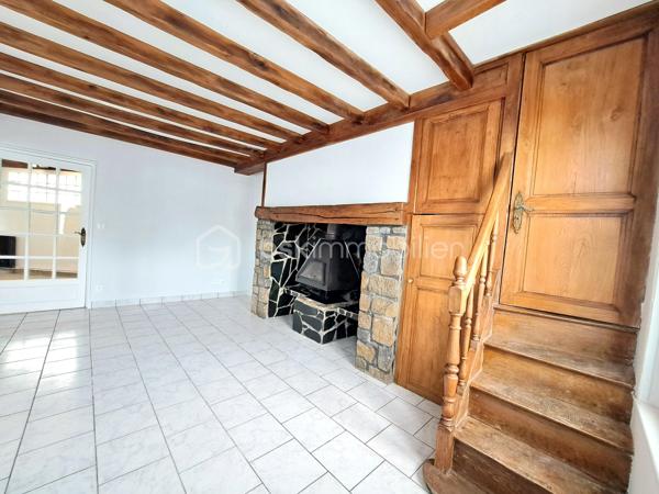 Laurent Jacquet (06.86.41.88.12) propose à la vente cette maison en bon état général, située sur la commune de Mareuil-Caubert, sur l’axe Abbeville–Rouen, à seulement 5 minutes du centre-ville d’Abbeville, de la gare et des accès autoroutiers A16 et A28, ainsi qu’à 25 minutes de la Baie de Somme.
Accessible par une porte cochère, cette propriété atypique s’articule autour d’une cour intérieure et se compose comme suit :

Au rez-de-chaussée :
    • un séjour agrémenté d’une cheminée avec insert à bois 
    • une cuisine à aménager selon vos envies 
    • une salle de douches 
    • un wc.

A l'étage, accessible par un double accès intérieur et extérieur :
    • un palier avec dégagement et placards 
    • quatre chambres 
    • un bureau 
    • une salle de douches avec wc.

Grâce à sa configuration fonctionnelle et à son double accès, ce bien conviendra aussi bien à une grande famille qu’à l’exercice d’une activité professionnelle à domicile (profession libérale, télétravail, cabinet indépendant, etc.).

À l’extérieur :
La propriété dispose d’une vaste cour permettant l’accès à un garage avec double entrée pour véhicules, d’une chaufferie/buanderie, ainsi que d’une superbe cuisine d’été équipée d’un foyer barbecue mais aussi d’un jardin d’environ 700 m² de pelouse à aménager selon vos goûts avec une dépendance d’environ 50 m² située au fond de la parcelle.


Récemment rafraîchie, cette maison bénéficie d’une chaudière récente au gaz de ville, de menuiseries en PVC et d’une installation électrique neuve.
L’ensemble est édifié sur une parcelle d’environ 1 020 m².

-