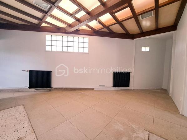 Laurent Jacquet (06.86.41.88.12) propose à la vente cette maison en bon état général, située sur la commune de Mareuil-Caubert, sur l’axe Abbeville–Rouen, à seulement 5 minutes du centre-ville d’Abbeville, de la gare et des accès autoroutiers A16 et A28, ainsi qu’à 25 minutes de la Baie de Somme.
Accessible par une porte cochère, cette propriété atypique s’articule autour d’une cour intérieure et se compose comme suit :

Au rez-de-chaussée :
    • un séjour agrémenté d’une cheminée avec insert à bois 
    • une cuisine à aménager selon vos envies 
    • une salle de douches 
    • un wc.

A l'étage, accessible par un double accès intérieur et extérieur :
    • un palier avec dégagement et placards 
    • quatre chambres 
    • un bureau 
    • une salle de douches avec wc.

Grâce à sa configuration fonctionnelle et à son double accès, ce bien conviendra aussi bien à une grande famille qu’à l’exercice d’une activité professionnelle à domicile (profession libérale, télétravail, cabinet indépendant, etc.).

À l’extérieur :
La propriété dispose d’une vaste cour permettant l’accès à un garage avec double entrée pour véhicules, d’une chaufferie/buanderie, ainsi que d’une superbe cuisine d’été équipée d’un foyer barbecue mais aussi d’un jardin d’environ 700 m² de pelouse à aménager selon vos goûts avec une dépendance d’environ 50 m² située au fond de la parcelle.


Récemment rafraîchie, cette maison bénéficie d’une chaudière récente au gaz de ville, de menuiseries en PVC et d’une installation électrique neuve.
L’ensemble est édifié sur une parcelle d’environ 1 020 m².

-