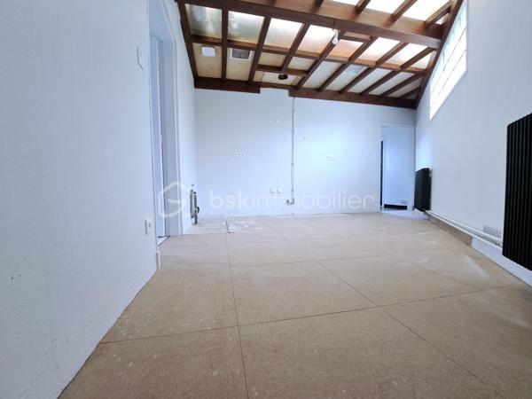 Laurent Jacquet (06.86.41.88.12) propose à la vente cette maison en bon état général, située sur la commune de Mareuil-Caubert, sur l’axe Abbeville–Rouen, à seulement 5 minutes du centre-ville d’Abbeville, de la gare et des accès autoroutiers A16 et A28, ainsi qu’à 25 minutes de la Baie de Somme.
Accessible par une porte cochère, cette propriété atypique s’articule autour d’une cour intérieure et se compose comme suit :

Au rez-de-chaussée :
    • un séjour agrémenté d’une cheminée avec insert à bois 
    • une cuisine à aménager selon vos envies 
    • une salle de douches 
    • un wc.

A l'étage, accessible par un double accès intérieur et extérieur :
    • un palier avec dégagement et placards 
    • quatre chambres 
    • un bureau 
    • une salle de douches avec wc.

Grâce à sa configuration fonctionnelle et à son double accès, ce bien conviendra aussi bien à une grande famille qu’à l’exercice d’une activité professionnelle à domicile (profession libérale, télétravail, cabinet indépendant, etc.).

À l’extérieur :
La propriété dispose d’une vaste cour permettant l’accès à un garage avec double entrée pour véhicules, d’une chaufferie/buanderie, ainsi que d’une superbe cuisine d’été équipée d’un foyer barbecue mais aussi d’un jardin d’environ 700 m² de pelouse à aménager selon vos goûts avec une dépendance d’environ 50 m² située au fond de la parcelle.


Récemment rafraîchie, cette maison bénéficie d’une chaudière récente au gaz de ville, de menuiseries en PVC et d’une installation électrique neuve.
L’ensemble est édifié sur une parcelle d’environ 1 020 m².

-