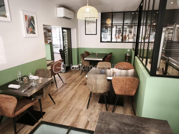 Fonds de commerce Restaurant à AUPS (83)

Une opportunité clé en main au cœur de l'un des plus beaux villages du Var !

Vous rêvez de reprendre un restaurant de charme dans un village provençal recherché ?
Si la restauration est votre passion, vous serez immédiatement séduit par cet établissement reconnu, prêt à être exploité sans aucun investissement complémentaire.
Situé à Aups à 20 minutes de Draguignan, ce restaurant bénéficie d'un emplacement privilégié offrant une clientèle fidèle tout au long de l'année, complétée par une importante fréquentation touristique en saison.
Avec une surface totale de 105 m², la salle de restauration peut accueillir jusqu'à 30 couverts, tandis qu'une terrasse de 20 places permet de profiter des jours ensoleillés. 

Les atouts de l'établissement

•	Restaurant entièrement équipé et immédiatement exploitable.
•	Aucun travaux à prévoir.
•	Excellent état général, aussi bien en salle qu'en cuisine.
•	Cuisine professionnelle complète avec matériel en grande partie récent.
•	Terrasse agréable permettant d'augmenter significativement la capacité d'accueil.
•	Cave à vin
•	Établissement parfaitement entretenu.
•	Clientèle locale fidèle et touristique.
•	Excellente réputation.
•	Faible loyer : 1400€/mois.
•	Bail jusqu'en 2033.

Une affaire saine

L'établissement présente une gestion rigoureuse avec des résultats financiers solides (CA 2025 = 305000€ HT) offrant une excellente visibilité pour un repreneur.
Que vous soyez restaurateur confirmé ou en quête d'un nouveau projet de vie, cette affaire constitue une opportunité rare de reprendre un restaurant rentable, dans un état impeccable sans avoir à engager de travaux ou de renouvellement du matériel.
L'ensemble du matériel professionnel est inclus dans la vente.

Le BONUS : un avantage fiscal non négligeable

Situé en commune classée France Ruralités Revitalisation (FRR), cet établissement peut permettre au repreneur, sous réserve de remplir les conditions prévues par la réglementation, de bénéficier d'avantages fiscaux et sociaux liés à la création ou à la reprise d'une entreprise (exonérations d'impôt sur les bénéfices, de cotisation foncière des entreprises, de taxe foncière et, dans certains cas, d'exonérations de cotisations patronales). Un atout supplémentaire qui renforce l'intérêt économique de cette reprise.

Informations complémentaires

•	Dossier comptable complet disponible après premier échange.
•	Visites uniquement sur rendez-vous afin de préserver la confidentialité de l'exploitation.

Une opportunité idéale pour un restaurateur ou un couple souhaitant démarrer son activité immédiatement dans un établissement prêt à travailler.

Contactez-moi dès maintenant pour obtenir davantage d'informations et organiser une visite.
