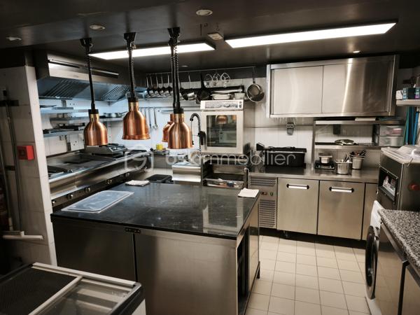 Fonds de commerce Restaurant à AUPS (83)

Une opportunité clé en main au cœur de l'un des plus beaux villages du Var !

Vous rêvez de reprendre un restaurant de charme dans un village provençal recherché ?
Si la restauration est votre passion, vous serez immédiatement séduit par cet établissement reconnu, prêt à être exploité sans aucun investissement complémentaire.
Situé à Aups à 20 minutes de Draguignan, ce restaurant bénéficie d'un emplacement privilégié offrant une clientèle fidèle tout au long de l'année, complétée par une importante fréquentation touristique en saison.
Avec une surface totale de 105 m², la salle de restauration peut accueillir jusqu'à 30 couverts, tandis qu'une terrasse de 20 places permet de profiter des jours ensoleillés. 

Les atouts de l'établissement

•	Restaurant entièrement équipé et immédiatement exploitable.
•	Aucun travaux à prévoir.
•	Excellent état général, aussi bien en salle qu'en cuisine.
•	Cuisine professionnelle complète avec matériel en grande partie récent.
•	Terrasse agréable permettant d'augmenter significativement la capacité d'accueil.
•	Cave à vin
•	Établissement parfaitement entretenu.
•	Clientèle locale fidèle et touristique.
•	Excellente réputation.
•	Faible loyer : 1400€/mois.
•	Bail jusqu'en 2033.

Une affaire saine

L'établissement présente une gestion rigoureuse avec des résultats financiers solides (CA 2025 = 305000€ HT) offrant une excellente visibilité pour un repreneur.
Que vous soyez restaurateur confirmé ou en quête d'un nouveau projet de vie, cette affaire constitue une opportunité rare de reprendre un restaurant rentable, dans un état impeccable sans avoir à engager de travaux ou de renouvellement du matériel.
L'ensemble du matériel professionnel est inclus dans la vente.

Le BONUS : un avantage fiscal non négligeable

Situé en commune classée France Ruralités Revitalisation (FRR), cet établissement peut permettre au repreneur, sous réserve de remplir les conditions prévues par la réglementation, de bénéficier d'avantages fiscaux et sociaux liés à la création ou à la reprise d'une entreprise (exonérations d'impôt sur les bénéfices, de cotisation foncière des entreprises, de taxe foncière et, dans certains cas, d'exonérations de cotisations patronales). Un atout supplémentaire qui renforce l'intérêt économique de cette reprise.

Informations complémentaires

•	Dossier comptable complet disponible après premier échange.
•	Visites uniquement sur rendez-vous afin de préserver la confidentialité de l'exploitation.

Une opportunité idéale pour un restaurateur ou un couple souhaitant démarrer son activité immédiatement dans un établissement prêt à travailler.

Contactez-moi dès maintenant pour obtenir davantage d'informations et organiser une visite.