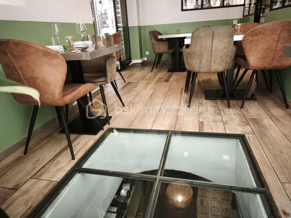 Fonds de commerce Restaurant à AUPS (83)

Une opportunité clé en main au cœur de l'un des plus beaux villages du Var !

Vous rêvez de reprendre un restaurant de charme dans un village provençal recherché ?
Si la restauration est votre passion, vous serez immédiatement séduit par cet établissement reconnu, prêt à être exploité sans aucun investissement complémentaire.
Situé à Aups à 20 minutes de Draguignan, ce restaurant bénéficie d'un emplacement privilégié offrant une clientèle fidèle tout au long de l'année, complétée par une importante fréquentation touristique en saison.
Avec une surface totale de 105 m², la salle de restauration peut accueillir jusqu'à 30 couverts, tandis qu'une terrasse de 20 places permet de profiter des jours ensoleillés. 

Les atouts de l'établissement

•	Restaurant entièrement équipé et immédiatement exploitable.
•	Aucun travaux à prévoir.
•	Excellent état général, aussi bien en salle qu'en cuisine.
•	Cuisine professionnelle complète avec matériel en grande partie récent.
•	Terrasse agréable permettant d'augmenter significativement la capacité d'accueil.
•	Cave à vin
•	Établissement parfaitement entretenu.
•	Clientèle locale fidèle et touristique.
•	Excellente réputation.
•	Faible loyer : 1400€/mois.
•	Bail jusqu'en 2033.

Une affaire saine

L'établissement présente une gestion rigoureuse avec des résultats financiers solides (CA 2025 = 305000€ HT) offrant une excellente visibilité pour un repreneur.
Que vous soyez restaurateur confirmé ou en quête d'un nouveau projet de vie, cette affaire constitue une opportunité rare de reprendre un restaurant rentable, dans un état impeccable sans avoir à engager de travaux ou de renouvellement du matériel.
L'ensemble du matériel professionnel est inclus dans la vente.

Le BONUS : un avantage fiscal non négligeable

Situé en commune classée France Ruralités Revitalisation (FRR), cet établissement peut permettre au repreneur, sous réserve de remplir les conditions prévues par la réglementation, de bénéficier d'avantages fiscaux et sociaux liés à la création ou à la reprise d'une entreprise (exonérations d'impôt sur les bénéfices, de cotisation foncière des entreprises, de taxe foncière et, dans certains cas, d'exonérations de cotisations patronales). Un atout supplémentaire qui renforce l'intérêt économique de cette reprise.

Informations complémentaires

•	Dossier comptable complet disponible après premier échange.
•	Visites uniquement sur rendez-vous afin de préserver la confidentialité de l'exploitation.

Une opportunité idéale pour un restaurateur ou un couple souhaitant démarrer son activité immédiatement dans un établissement prêt à travailler.

Contactez-moi dès maintenant pour obtenir davantage d'informations et organiser une visite.