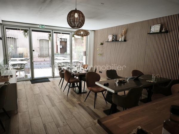 Fonds de commerce Restaurant à AUPS (83)

Une opportunité clé en main au cœur de l'un des plus beaux villages du Var !

Vous rêvez de reprendre un restaurant de charme dans un village provençal recherché ?
Si la restauration est votre passion, vous serez immédiatement séduit par cet établissement reconnu, prêt à être exploité sans aucun investissement complémentaire.
Situé à Aups à 20 minutes de Draguignan, ce restaurant bénéficie d'un emplacement privilégié offrant une clientèle fidèle tout au long de l'année, complétée par une importante fréquentation touristique en saison.
Avec une surface totale de 105 m², la salle de restauration peut accueillir jusqu'à 30 couverts, tandis qu'une terrasse de 20 places permet de profiter des jours ensoleillés. 

Les atouts de l'établissement

•	Restaurant entièrement équipé et immédiatement exploitable.
•	Aucun travaux à prévoir.
•	Excellent état général, aussi bien en salle qu'en cuisine.
•	Cuisine professionnelle complète avec matériel en grande partie récent.
•	Terrasse agréable permettant d'augmenter significativement la capacité d'accueil.
•	Cave à vin
•	Établissement parfaitement entretenu.
•	Clientèle locale fidèle et touristique.
•	Excellente réputation.
•	Faible loyer : 1400€/mois.
•	Bail jusqu'en 2033.

Une affaire saine

L'établissement présente une gestion rigoureuse avec des résultats financiers solides (CA 2025 = 305000€ HT) offrant une excellente visibilité pour un repreneur.
Que vous soyez restaurateur confirmé ou en quête d'un nouveau projet de vie, cette affaire constitue une opportunité rare de reprendre un restaurant rentable, dans un état impeccable sans avoir à engager de travaux ou de renouvellement du matériel.
L'ensemble du matériel professionnel est inclus dans la vente.

Le BONUS : un avantage fiscal non négligeable

Situé en commune classée France Ruralités Revitalisation (FRR), cet établissement peut permettre au repreneur, sous réserve de remplir les conditions prévues par la réglementation, de bénéficier d'avantages fiscaux et sociaux liés à la création ou à la reprise d'une entreprise (exonérations d'impôt sur les bénéfices, de cotisation foncière des entreprises, de taxe foncière et, dans certains cas, d'exonérations de cotisations patronales). Un atout supplémentaire qui renforce l'intérêt économique de cette reprise.

Informations complémentaires

•	Dossier comptable complet disponible après premier échange.
•	Visites uniquement sur rendez-vous afin de préserver la confidentialité de l'exploitation.

Une opportunité idéale pour un restaurateur ou un couple souhaitant démarrer son activité immédiatement dans un établissement prêt à travailler.

Contactez-moi dès maintenant pour obtenir davantage d'informations et organiser une visite.