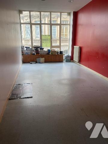 Local commercial situé face au palais de justice