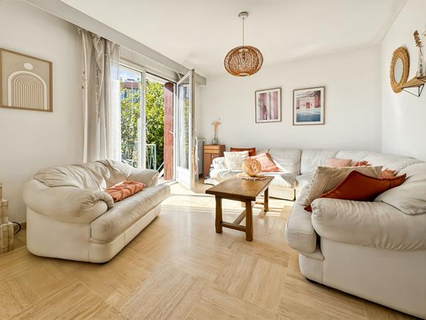 MAISON EN CENTRE-VILLE AVEC SOUS-SOL TOTAL ET RIVIERE DANS LE JARDIN