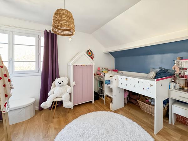 MAISON EN CENTRE-VILLE AVEC SOUS-SOL TOTAL ET RIVIERE DANS LE JARDIN