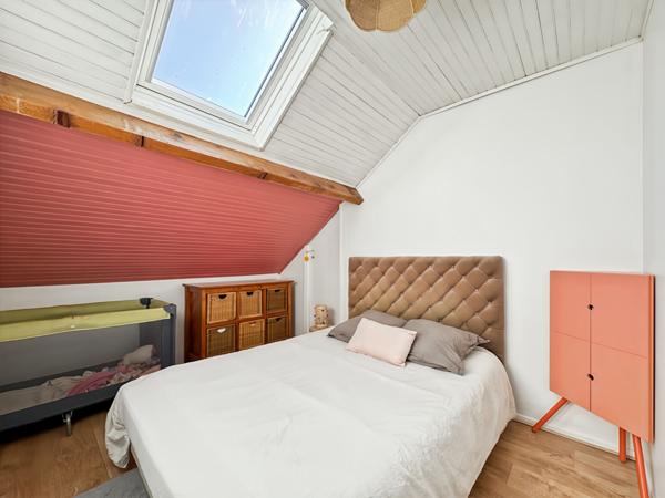 MAISON EN CENTRE-VILLE AVEC SOUS-SOL TOTAL ET RIVIERE DANS LE JARDIN