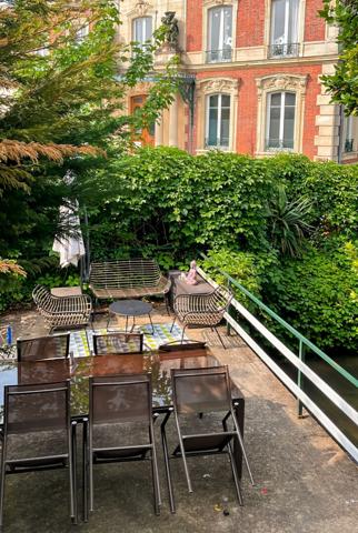 MAISON EN CENTRE-VILLE AVEC SOUS-SOL TOTAL ET RIVIERE DANS LE JARDIN