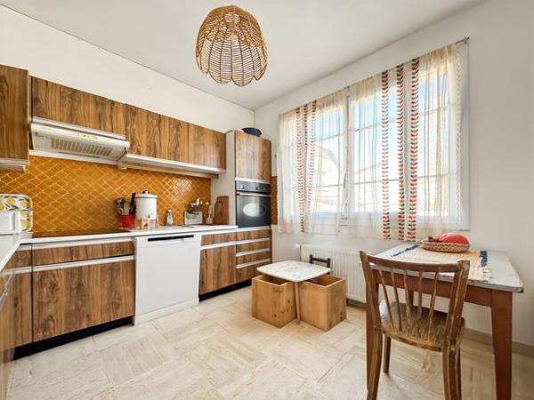 MAISON EN CENTRE-VILLE AVEC SOUS-SOL TOTAL ET RIVIERE DANS LE JARDIN