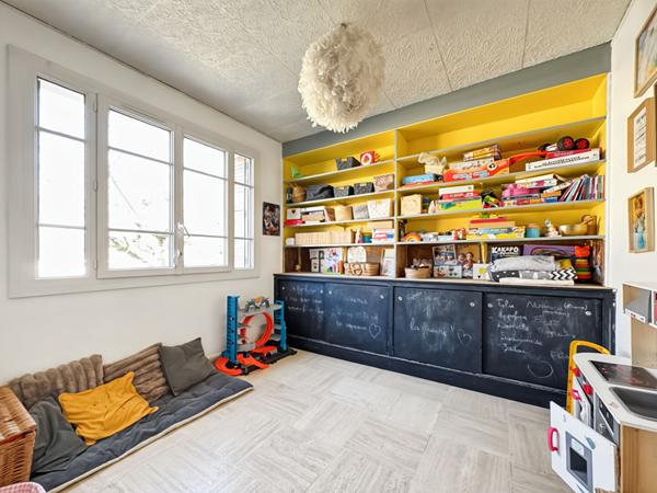 MAISON EN CENTRE-VILLE AVEC SOUS-SOL TOTAL ET RIVIERE DANS LE JARDIN