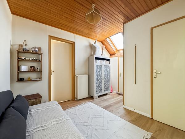 MAISON EN CENTRE-VILLE AVEC SOUS-SOL TOTAL ET RIVIERE DANS LE JARDIN