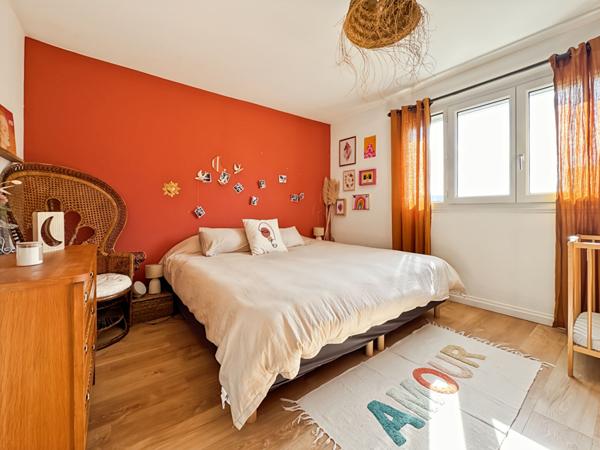 MAISON EN CENTRE-VILLE AVEC SOUS-SOL TOTAL ET RIVIERE DANS LE JARDIN