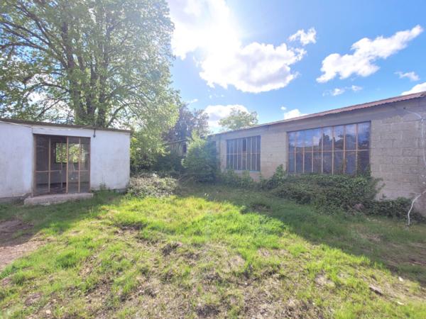 Propriété à fort potentiel avec nombreuses dépendances sur grand terrain