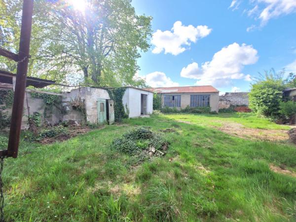 Propriété à fort potentiel avec nombreuses dépendances sur grand terrain