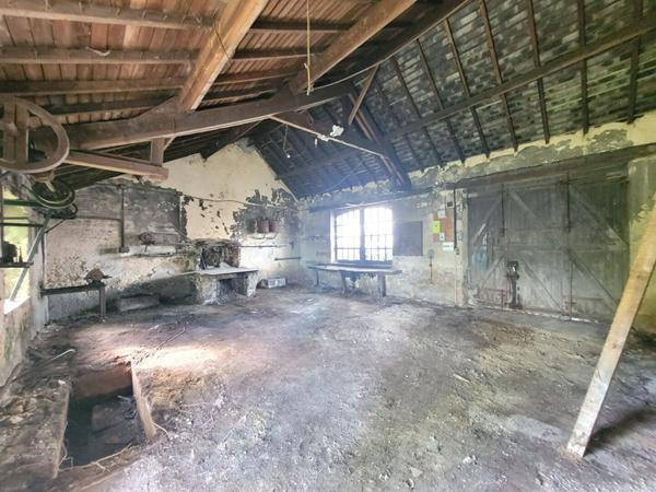 Propriété à fort potentiel avec nombreuses dépendances sur grand terrain