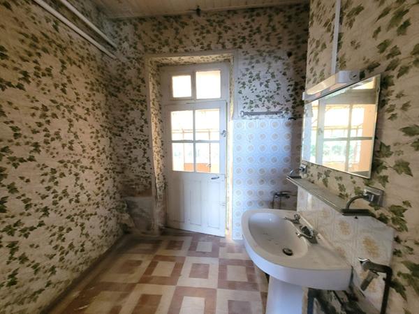 Propriété à fort potentiel avec nombreuses dépendances sur grand terrain