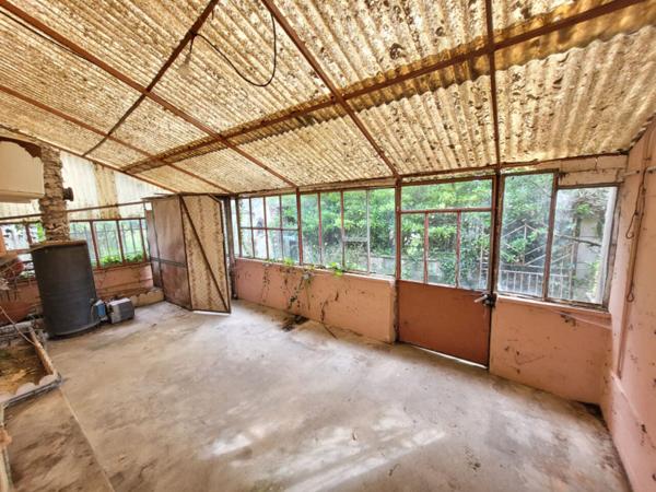 Propriété à fort potentiel avec nombreuses dépendances sur grand terrain