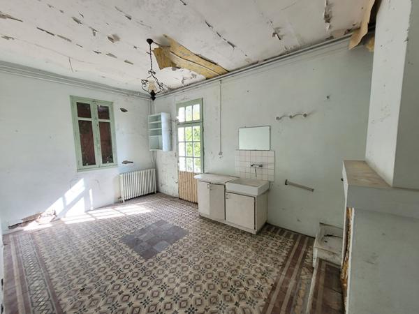 Propriété à fort potentiel avec nombreuses dépendances sur grand terrain