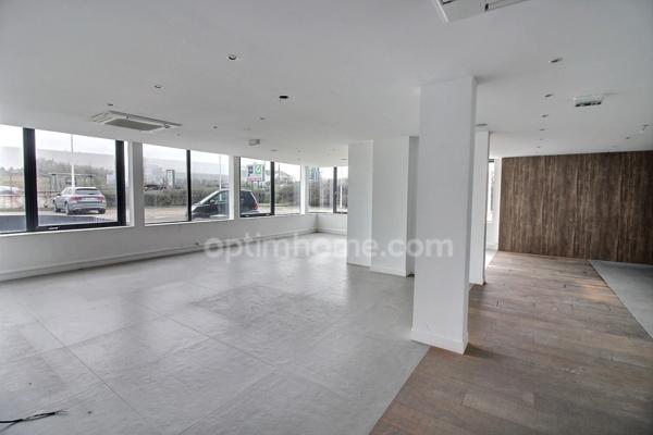 Local commercial de 197 m2 avec bureau et parking à louer à Orgeval au bord de la RN 13