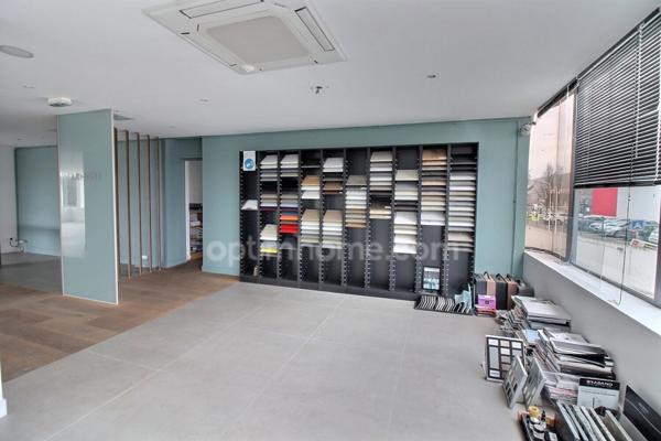 Local commercial de 197 m2 avec bureau et parking à louer à Orgeval au bord de la RN 13